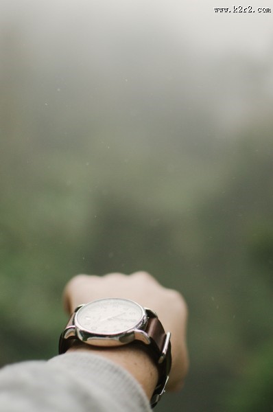 手腕上的手表图片