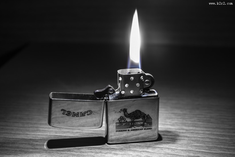打着的打火机图片