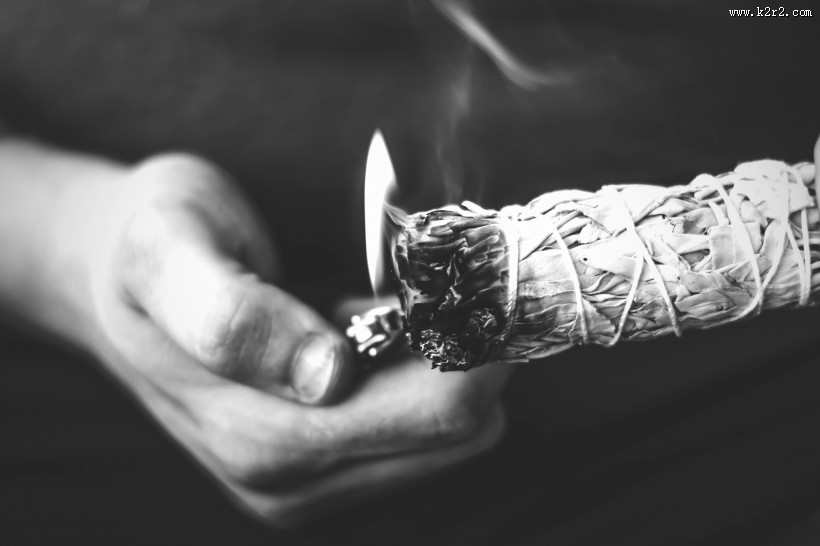 打着的打火机图片