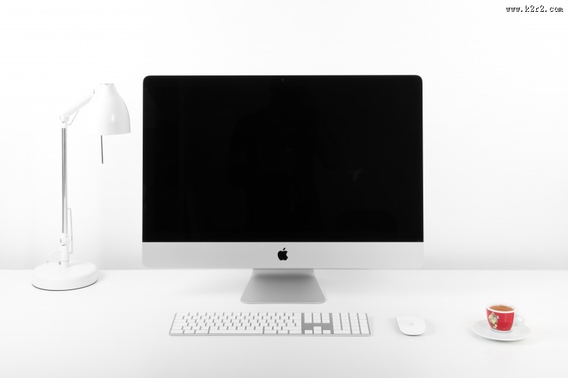 书桌上的iMac的图片