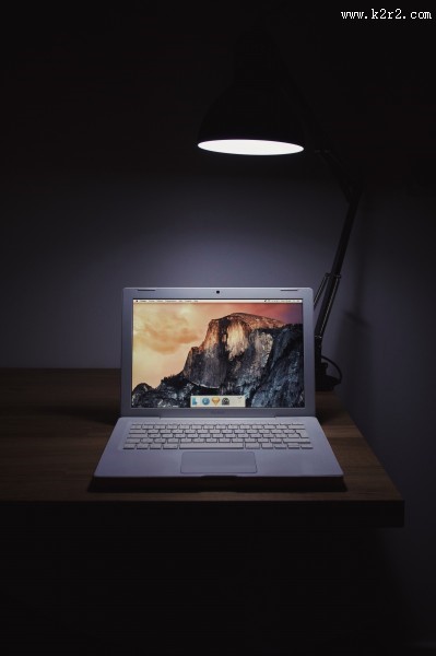 书桌上的台灯图片