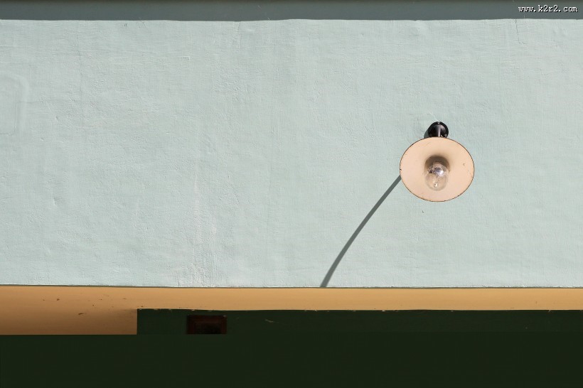 书桌上的台灯图片