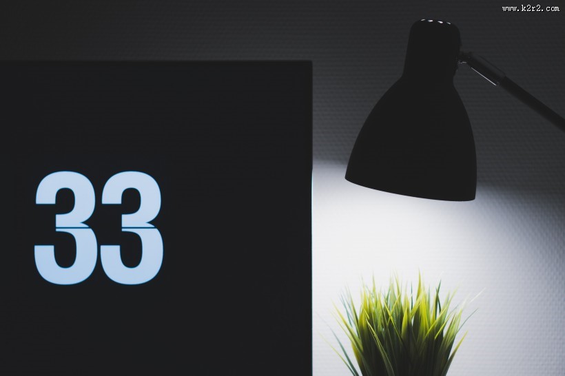 书桌上的台灯图片