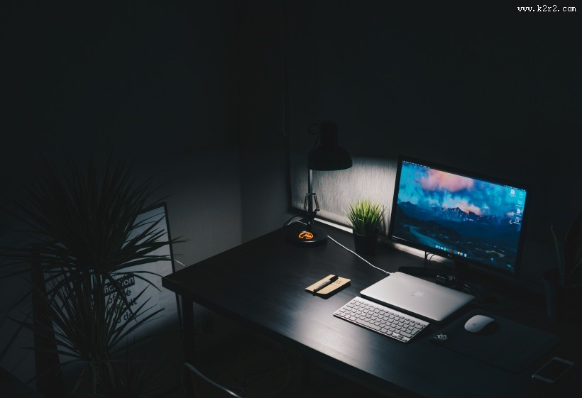 书桌上的台灯图片