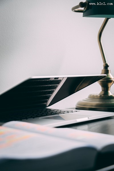 书桌上的台灯图片