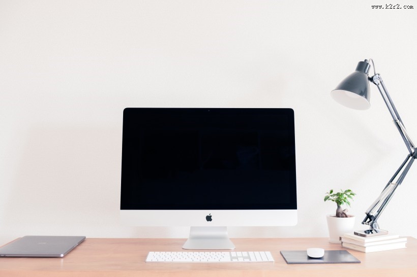 书桌上的台灯图片