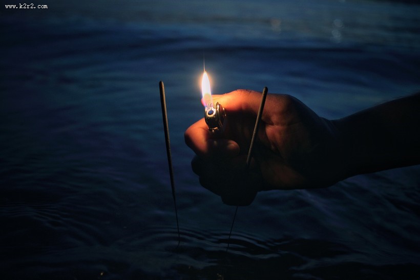 点着火的打火机图片