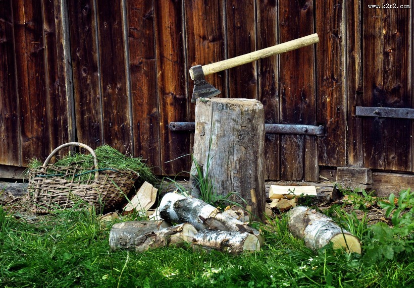 砍在木头上的斧头图片