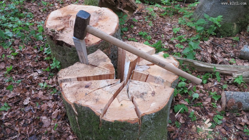 砍在木头上的斧头图片