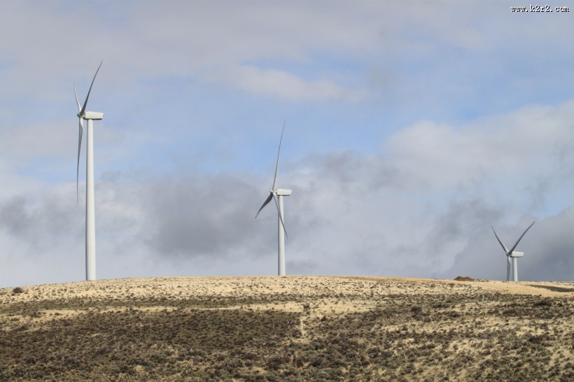 原野上高大的风车图片