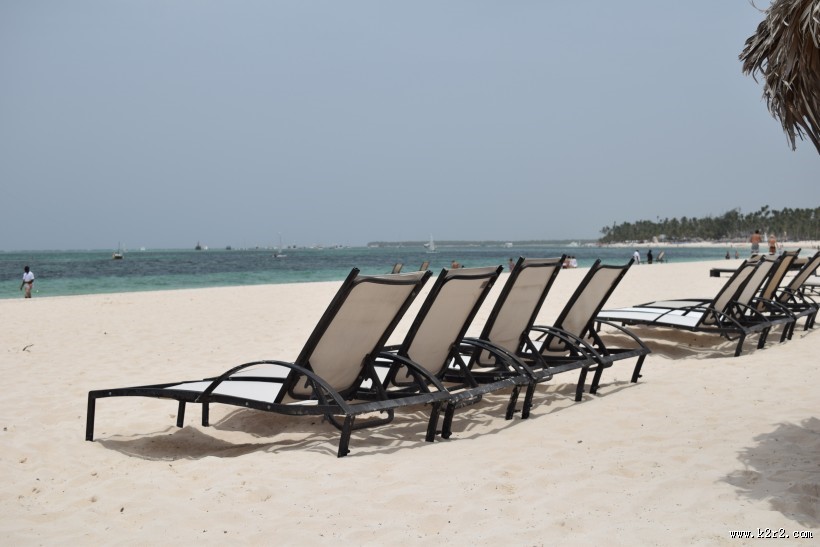 沙滩上的椅子图片