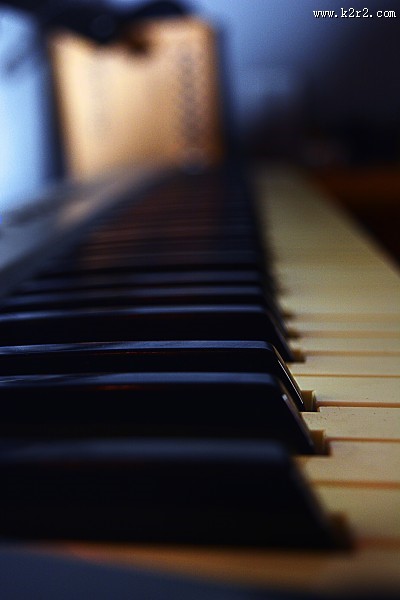 钢琴琴键的特写图片