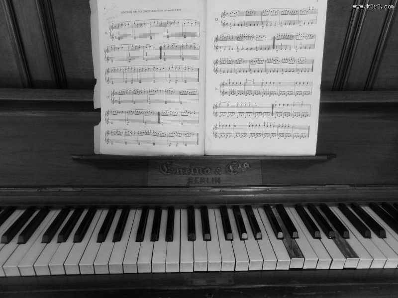 钢琴琴键的特写图片