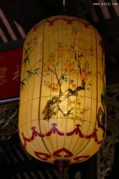 夜晚点亮的多彩纸灯笼图片