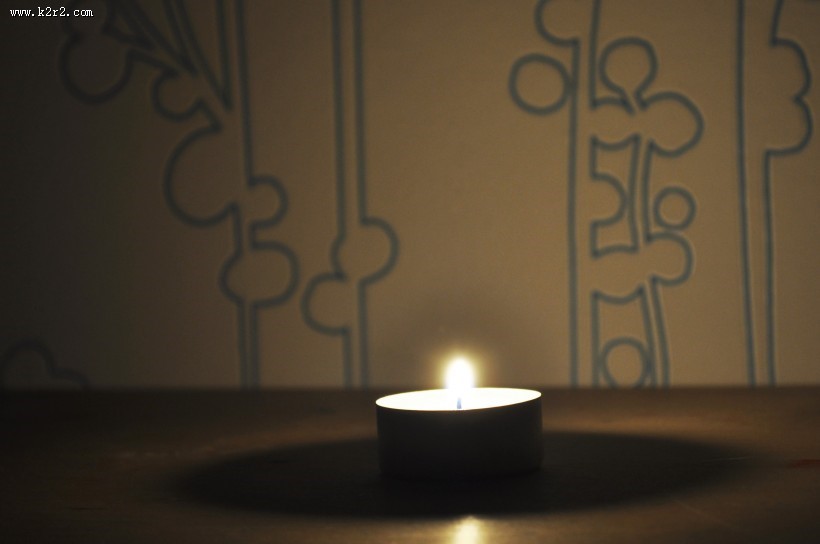 正在燃烧发光的蜡烛图片