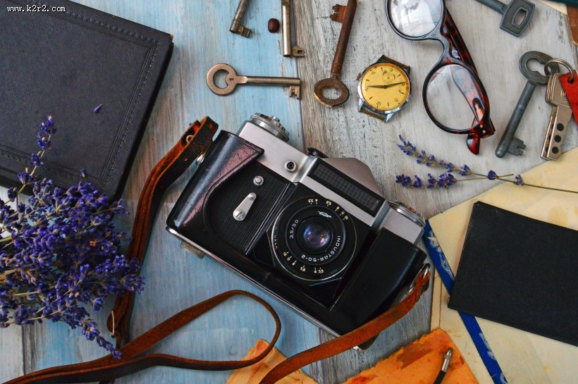 桌子上的微单相机图片