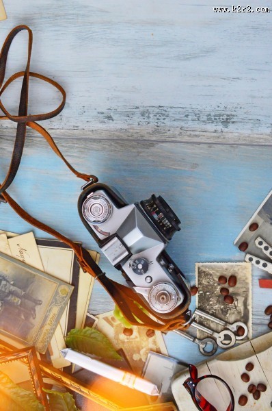 桌子上的微单相机图片