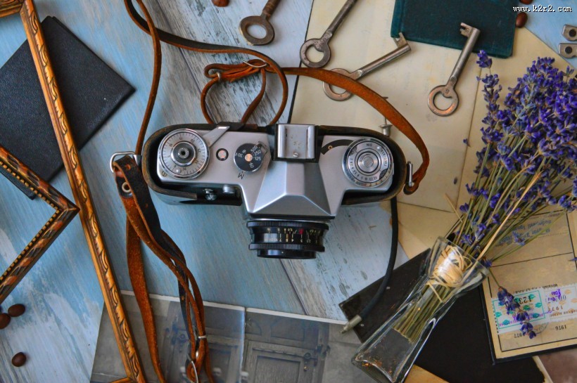 桌子上的微单相机图片