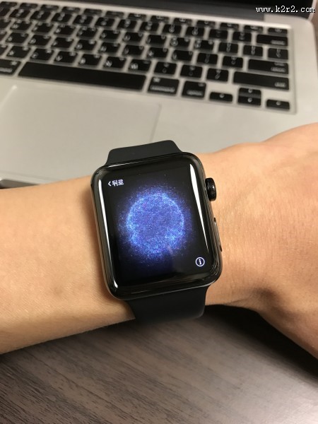 戴在手腕上的智能手表图片