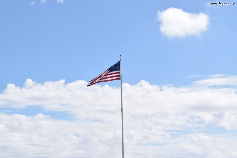 随风飘扬的美国国旗图片