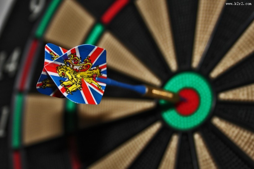 飞镖与飞镖盘图片