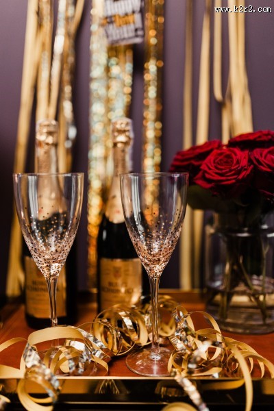 新年派对上的装饰和酒水图片