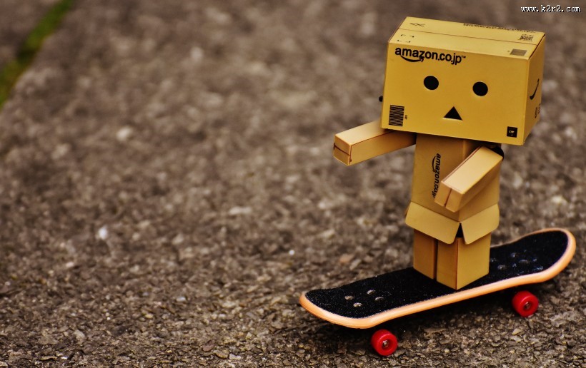 滑板上的纸箱人图片