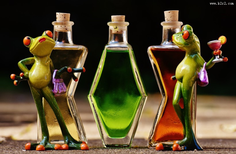 青蛙玩具与鸡尾酒放在一起图片