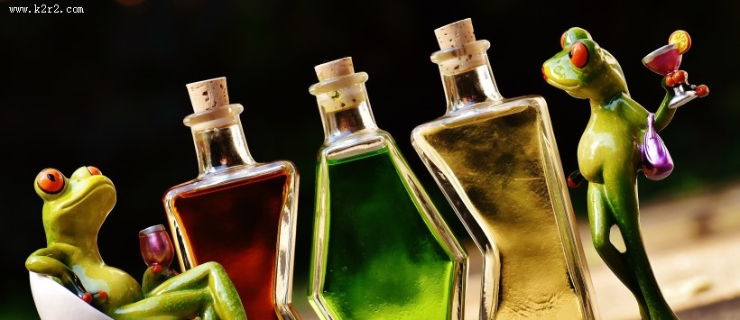 青蛙玩具与鸡尾酒放在一起图片