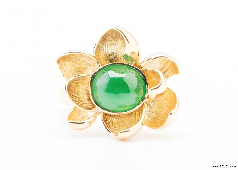 翠绿精制的玉石戒指图片大全