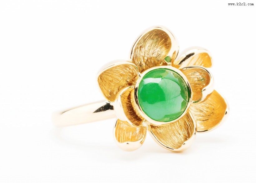 翠绿精制的玉石戒指图片大全