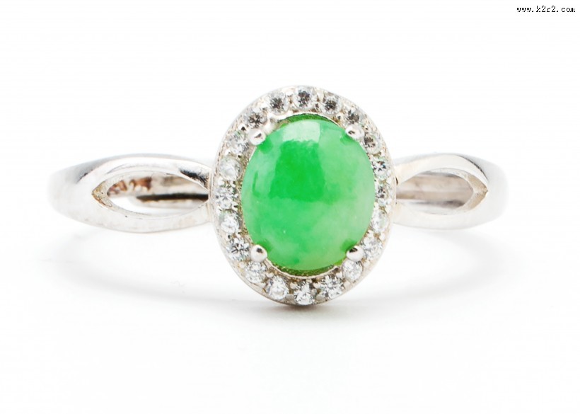 翠绿精制的玉石戒指图片大全