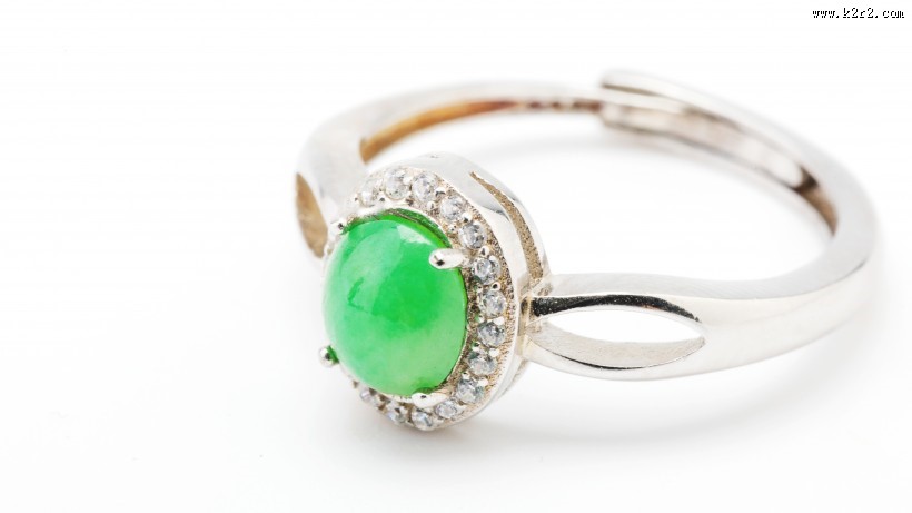 翠绿精制的玉石戒指图片大全