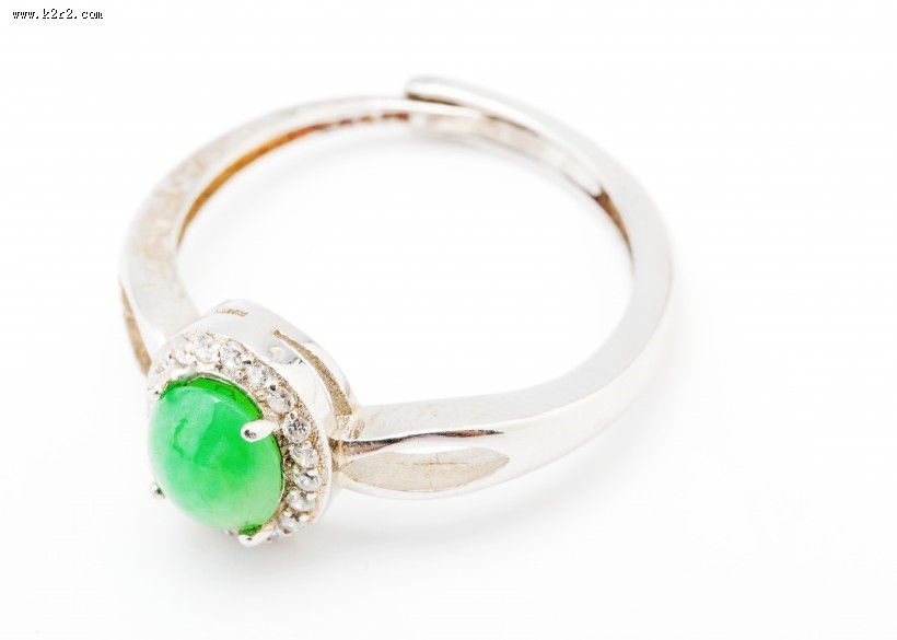 翠绿精制的玉石戒指图片大全