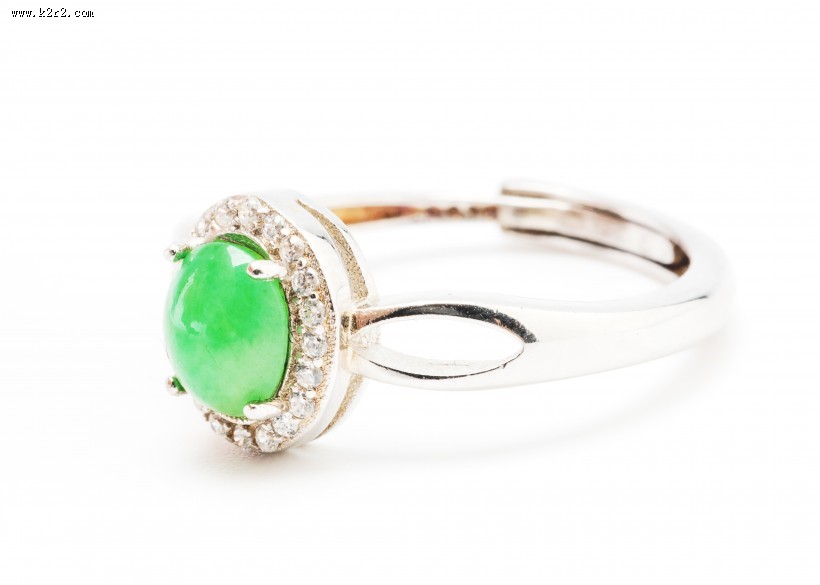 翠绿精制的玉石戒指图片大全