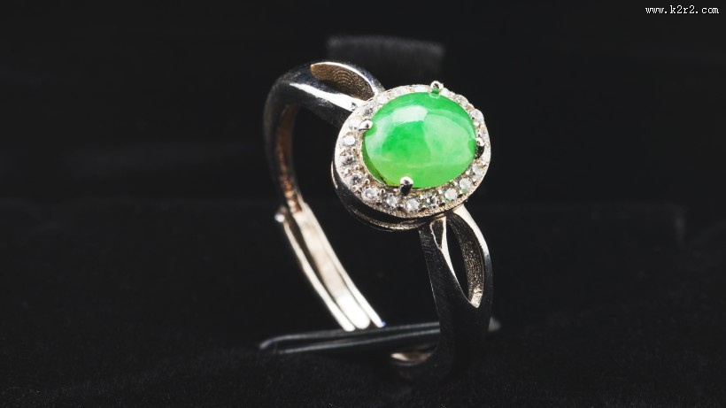 翠绿精制的玉石戒指图片大全