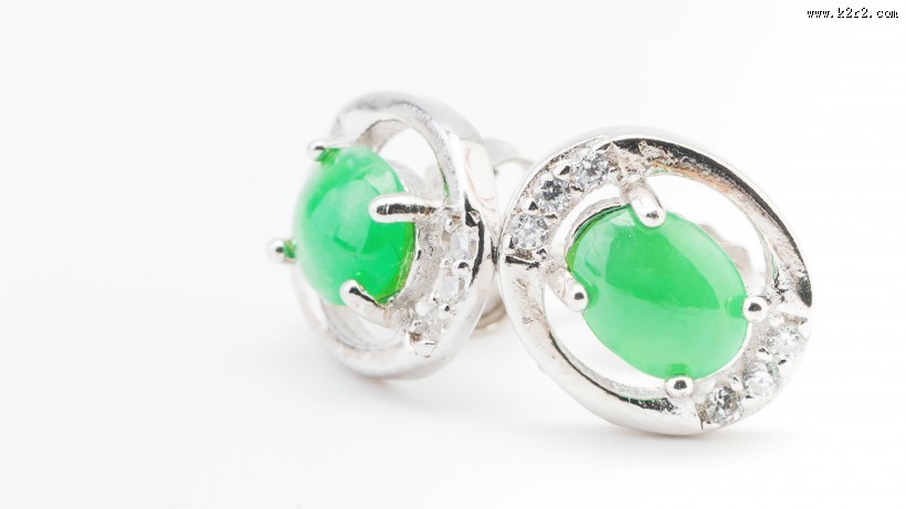 精美的玉石耳钉图片