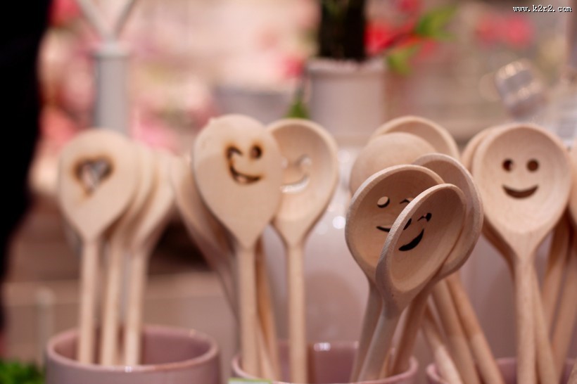 放着调料的木勺图片