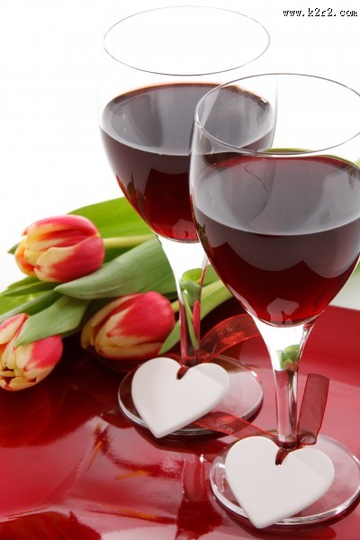 透明的高脚红酒杯图片
