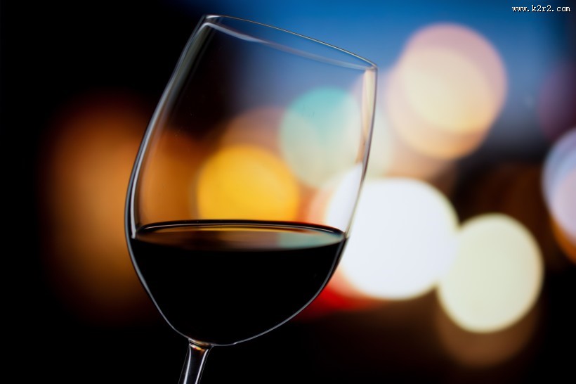 透明的高脚红酒杯图片