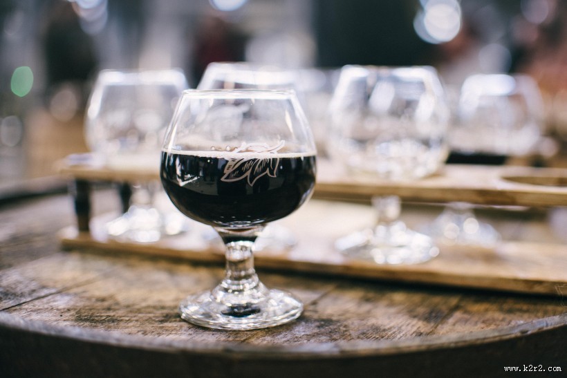 透明的高脚红酒杯图片