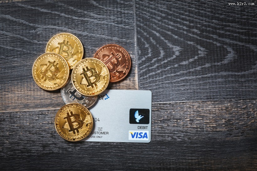 虚拟货币和硬币还有信用卡放在一起图片