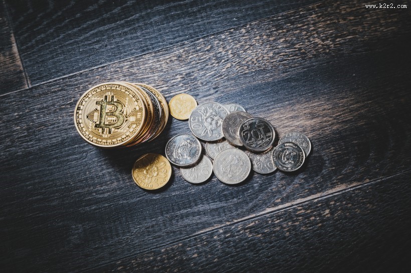 虚拟货币和硬币还有信用卡放在一起图片