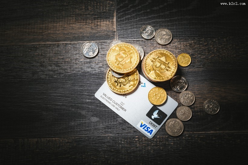 虚拟货币和硬币还有信用卡放在一起图片