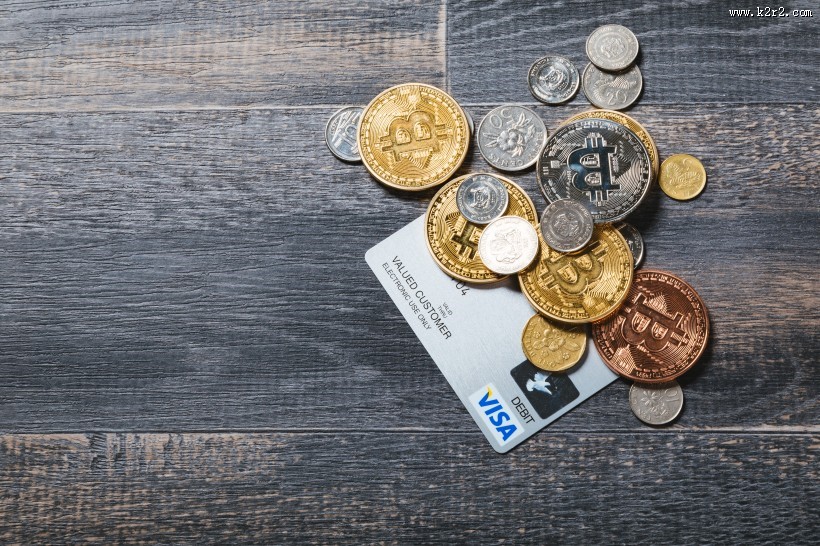 虚拟货币和硬币还有信用卡放在一起图片