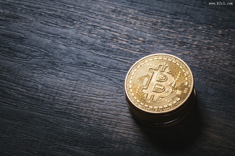 虚拟货币和硬币还有信用卡放在一起图片