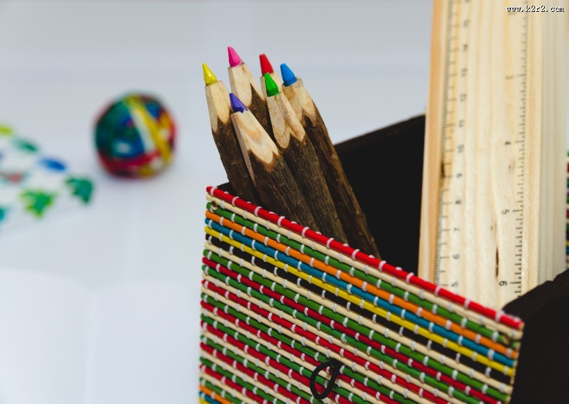 一大把彩色铅笔图片