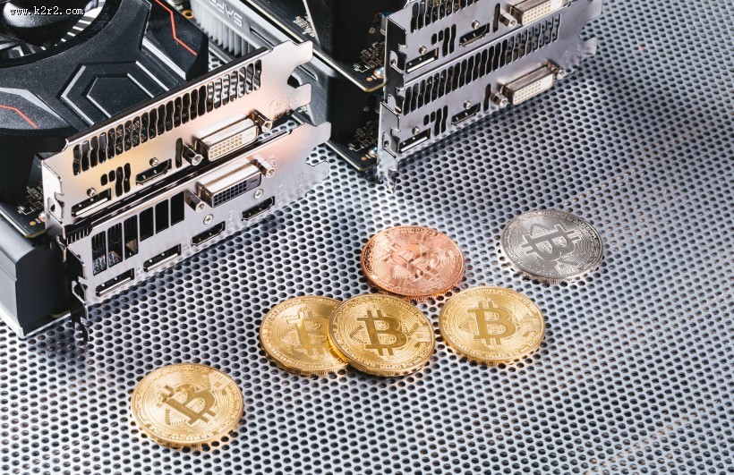 虚拟货币和图形板放在一起图片