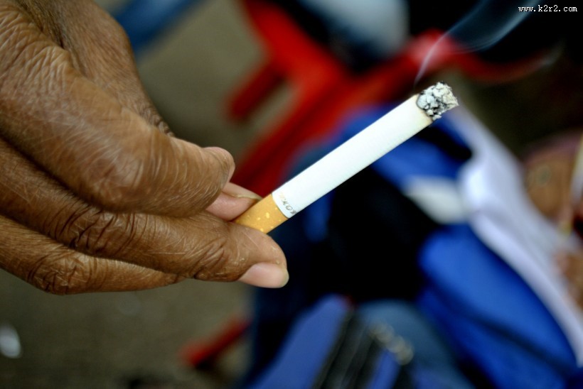 手指间点燃的香烟图片大全