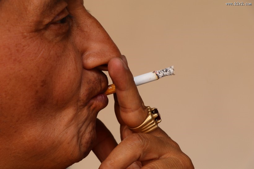手指间点燃的香烟图片大全
